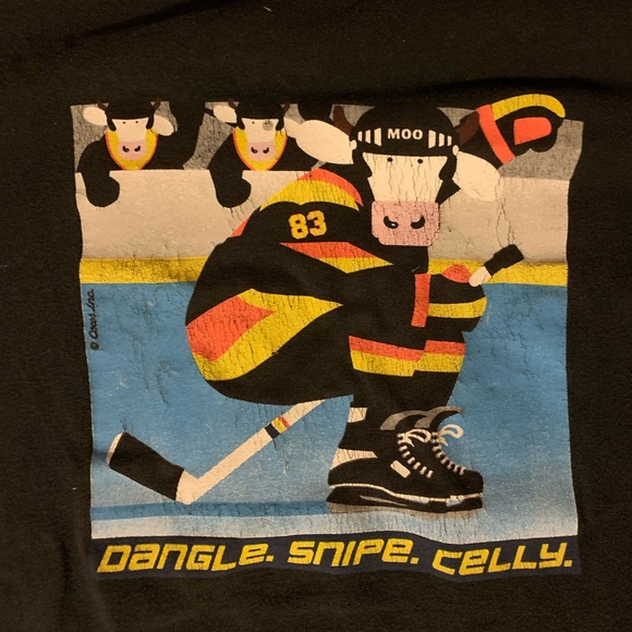 Men’s Medium Cow Playing Hockey T-Shirt. - Picture 2 of 3
